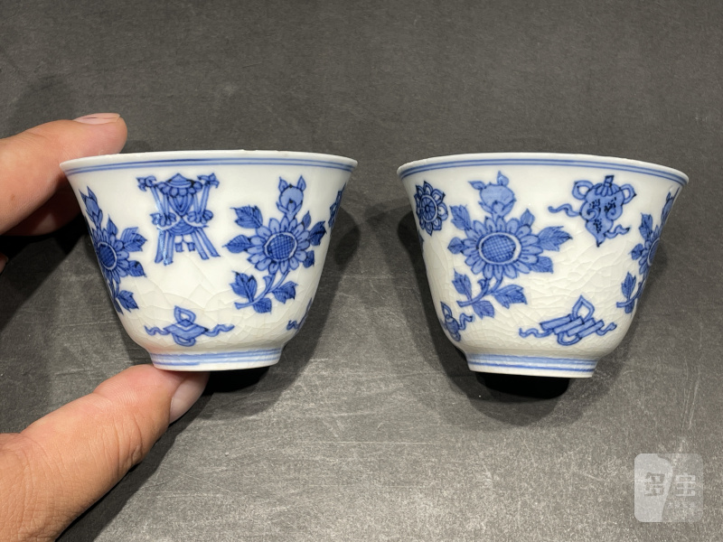 清康熙 浆胎青花菊托八宝纹杯一对 - 图2